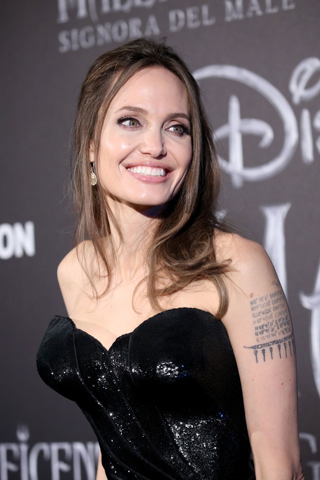 Nhan sắc 'trời ban' của Angelina Jolie qua thời gian - Ảnh 20.