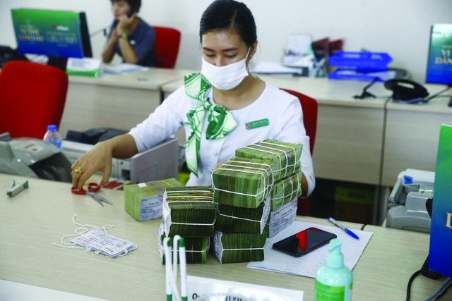 Doanh nghiệp cũng tranh thủ gửi tiền ngân hàng kiếm lãi - Ảnh 1. Doanh nghiệp cũng tranh thủ gửi tiền ngân hàng kiếm lãi - Ảnh 1.