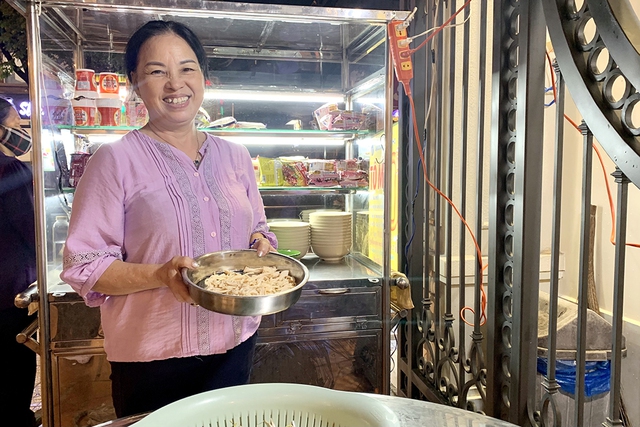 Lan tỏa trên mạng xã hội: Quán mì đầy tình thương - Ảnh 2. Lan tỏa trên mạng xã hội: Quán mì đầy tình thương - Ảnh 2.
