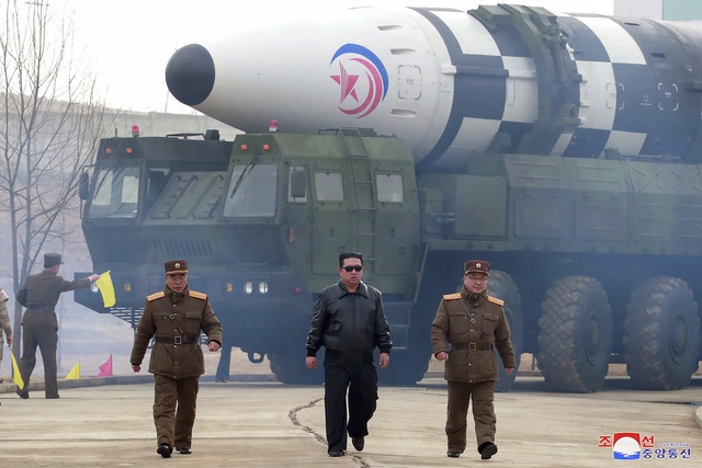 Truyền thông Triều Tiên kêu gọi tăng cường năng lực hạt nhân sau khi Mỹ thử ICBM - Ảnh 1.