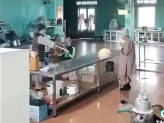 Kỷ luật sư cô trong vụ “sư phụ” dùng roi đánh “đệ tử” - Ảnh 2. Kỷ luật sư cô trong vụ “sư phụ” dùng roi đánh “đệ tử” - Ảnh 2.