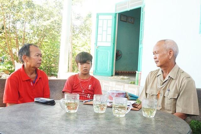 Ông A Jem (phải) tuyên truyền, vận động học sinh đến lớp ẢNH: TRANG ANH Ông A Jem (phải) tuyên truyền, vận động học sinh đến lớp ẢNH: TRANG ANH