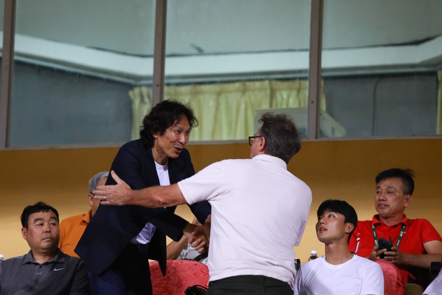 HLV Troussier dự khán cùng ông Gong Oh-kyun, CLB Hà Nội rơi xuống cuối bảng - Ảnh 2.
