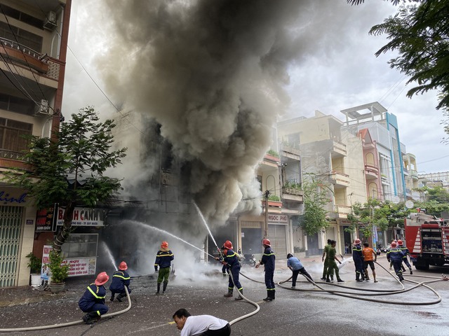 Bình Định: Gần 100 cán bộ, chiến sĩ tham gia dập tắt đám cháy tại Quy Nhơn - Ảnh 1.