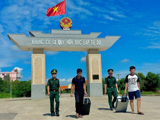  Biên phòng Hà Tiên giải cứu 2 người Việt bị lừa bán sang Campuchia - Ảnh 1.