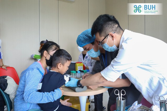 Bệnh viện ĐH Y dược Buôn Ma Thuột phẫu thuật cho trẻ dị tật môi, vòm miệng - Ảnh 2.