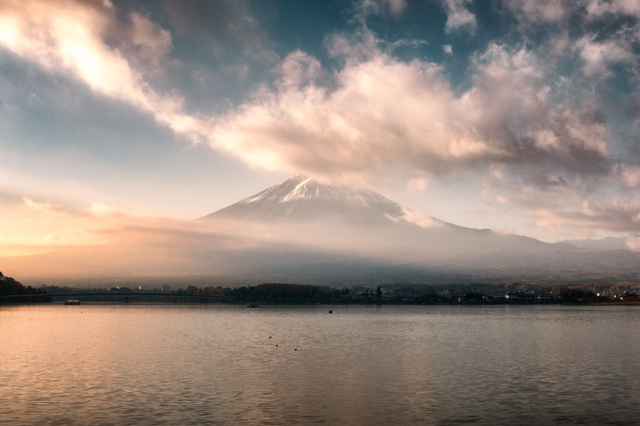 Leo núi Phú Sĩ mùa hè, đắm chìm trong biển mây huyền ảo  - Ảnh 1.