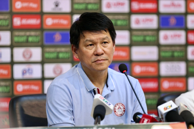 HLV Vũ Tiến Thành tiếc nuối vì bàn thua từ quả phạt đền trước CLB Nam Định - Ảnh 1.