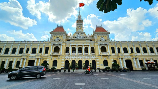 TP.HCM rà soát người nhà cùng làm lãnh đạo - Ảnh 1. TP.HCM rà soát người nhà cùng làm lãnh đạo - Ảnh 1.