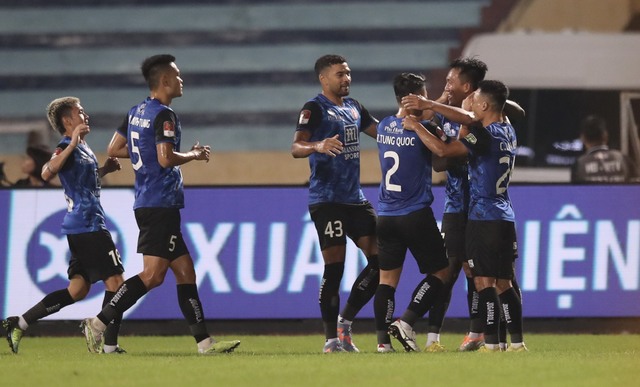Lội ngược dòng trên sân nhà, CLB Nam Định vẫn giữ đỉnh V-League - Ảnh 2.