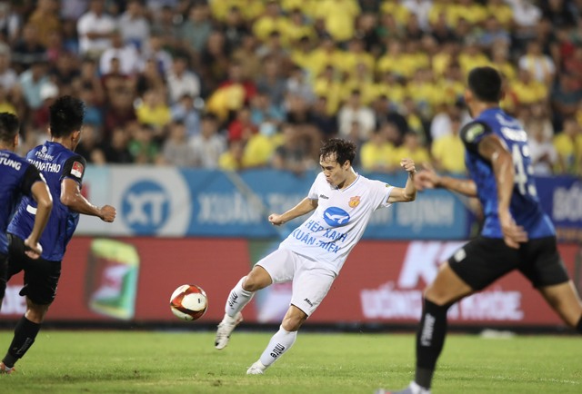 HLV Vũ Tiến Thành tiếc nuối vì bàn thua từ quả phạt đền trước CLB Nam Định - Ảnh 3.