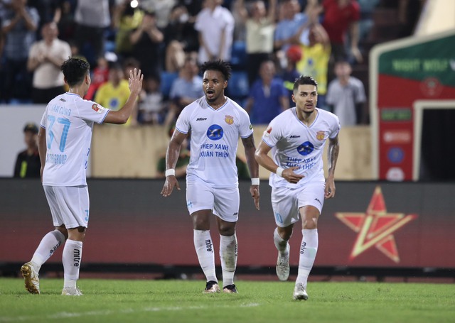 HLV Vũ Tiến Thành tiếc nuối vì bàn thua từ quả phạt đền trước CLB Nam Định - Ảnh 4.