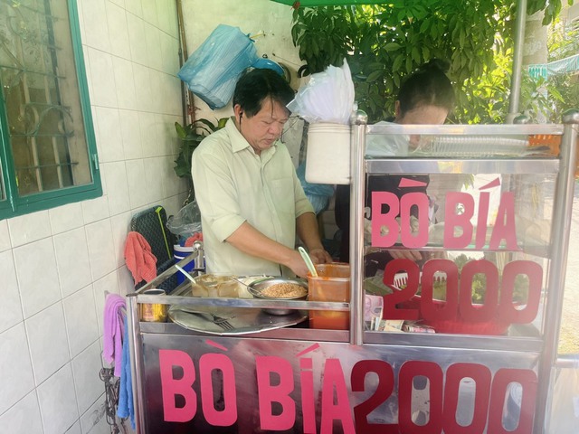 Bò bía rẻ nhất Sài Gòn: bán hơn 25 năm, khách mê vì nước chấm độc quyền - Ảnh 1.