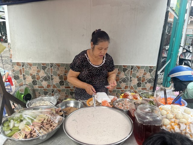 Có gì ở &quot;quán cô gái&quot; mỗi ngày một món khiến hẻm Sài Gòn đông nghẹt? - Ảnh 1.