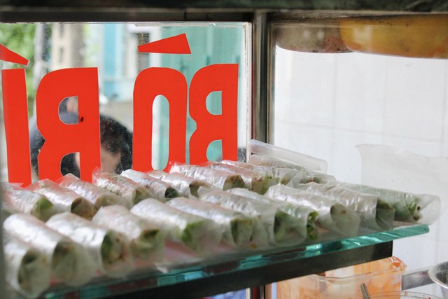 Bò bía rẻ nhất Sài Gòn: bán hơn 25 năm, khách mê vì nước chấm độc quyền - Ảnh 3.