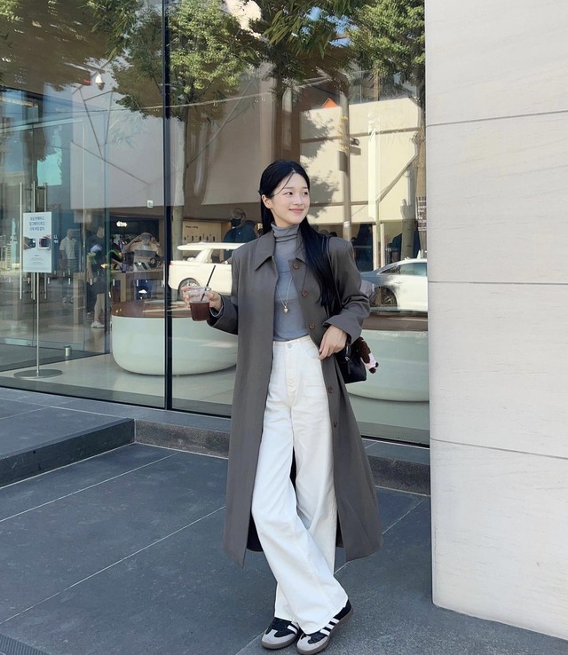 Hội fashionista gợi ý 8 cách diện quần ống rộng đẹp xuất sắc khi trời lạnh - Ảnh 2. Hội fashionista gợi ý 8 cách diện quần ống rộng đẹp xuất sắc khi trời lạnh - Ảnh 2.