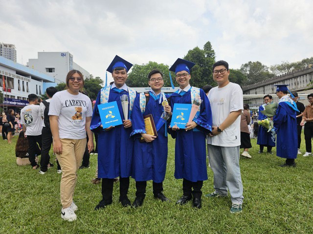 Chàng trai đam mê trí tuệ nhân tạo tốt nghiệp loại xuất sắc - Ảnh 4. Chàng trai đam mê trí tuệ nhân tạo tốt nghiệp loại xuất sắc - Ảnh 4.