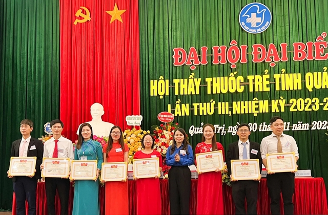 Chị Bùi Thị Vân Anh làm Chủ tịch Hội thầy thuốc trẻ Quảng Trị - Ảnh 1.