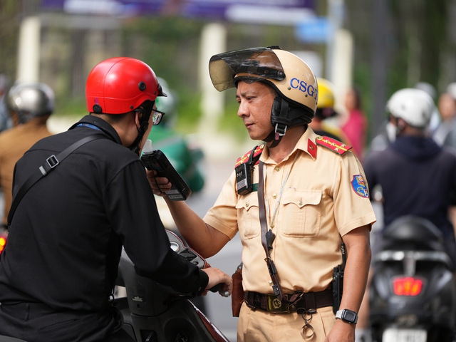 CSGT TP.HCM sẽ kiểm tra nồng độ cồn gần nhà hàng, quán ăn- Ảnh 1.