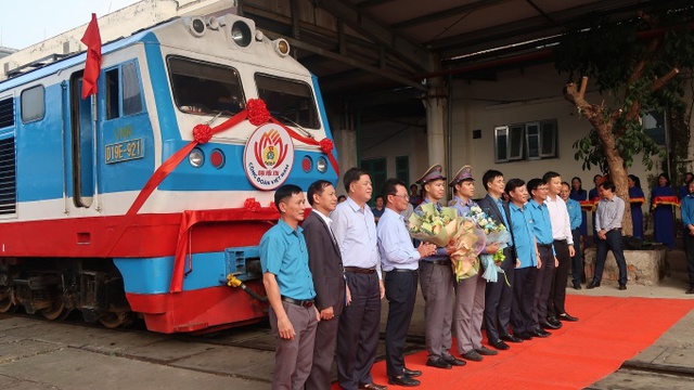 Đoàn tàu tuyên truyền Đại hội XIII Công đoàn Việt Nam lăn bánh - Ảnh 1.