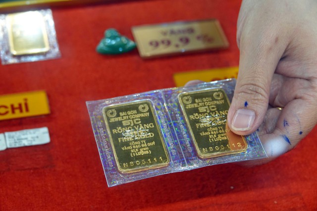 Giá vàng hôm nay 1.12.2023: Chênh lệch giá mua và bán vàng nhẫn vượt mặt vàng miếng - Ảnh 1. Giá vàng hôm nay 1.12.2023: Chênh lệch giá mua và bán vàng nhẫn vượt mặt vàng miếng - Ảnh 1.