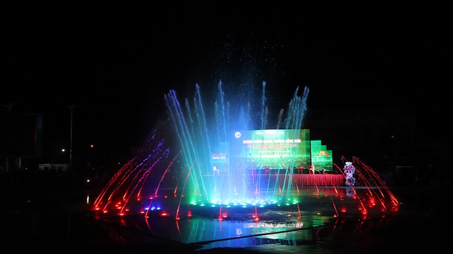 Người dân thích thú với sân khấu nhạc nước tại quảng trường Đồng Xoài  - Ảnh 4.