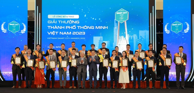 Đại diện các đơn vị nhận Giải thưởng Thành phố thông minh Việt Nam 2023