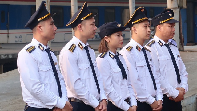 Đoàn tàu tuyên truyền Đại hội XIII Công đoàn Việt Nam lăn bánh - Ảnh 2.