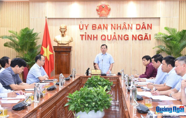 Ông Đặng Văn Minh, Chủ tịch UBND tỉnh Quảng Ngãi, chủ trì cuộc họp liên quan đến đường Hoàng Sa - Dốc Sỏi
