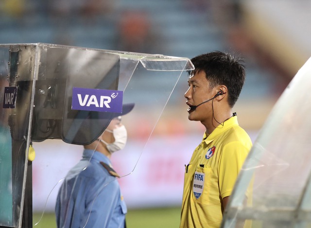 Vòng 4 V-League: Hai trận đấu nóng có dùng VAR, danh tính trọng tài được giữ kín - Ảnh 2.