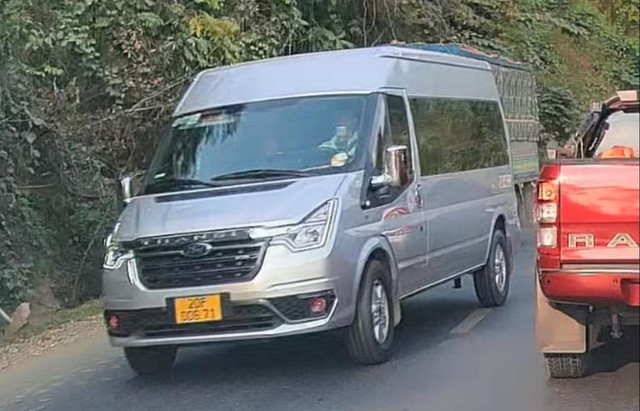 'Sợ tái mặt' xe khách 16 chỗ ôm cua, vượt ẩu ‘như tự sát’ - Ảnh 2. 'Sợ tái mặt' xe khách 16 chỗ ôm cua, vượt ẩu ‘như tự sát’ - Ảnh 2.