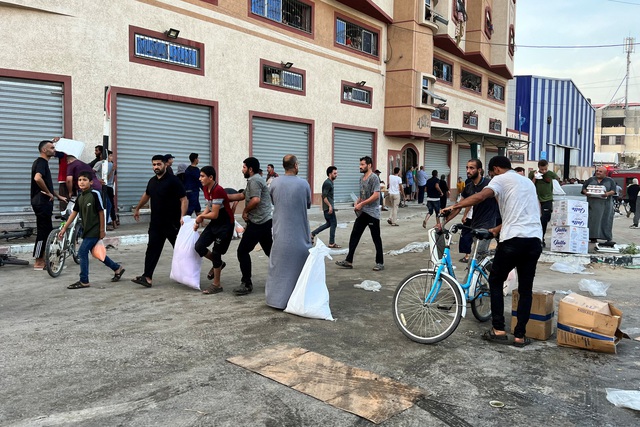 600.000 người ‘trú ẩn dưới lá cờ Liên Hiệp Quốc’ ở Gaza không còn an toàn - Ảnh 1.