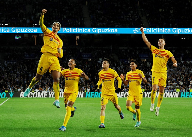 Harry Kane lại ghi hat-trick, Bayern Munich ‘đè bẹp’ Borussia Dortmund tại Bundesliga - Ảnh 3. Harry Kane lại ghi hat-trick, Bayern Munich ‘đè bẹp’ Borussia Dortmund tại Bundesliga - Ảnh 3.