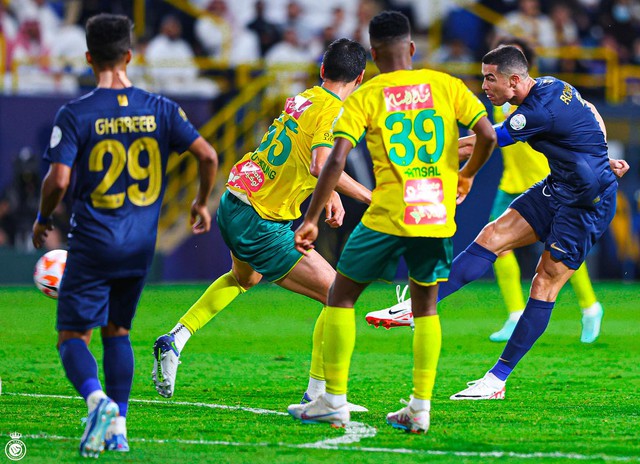 Ronaldo ghi bàn đẳng cấp, Al Nassr thách thức ngôi đầu tại Saudi Pro League - Ảnh 1. Ronaldo ghi bàn đẳng cấp, Al Nassr thách thức ngôi đầu tại Saudi Pro League - Ảnh 1.