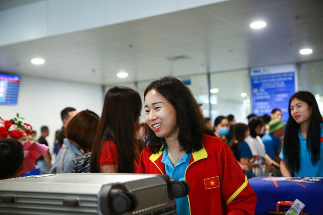 Đội tuyển nữ Việt Nam về nước an toàn, HLV Mai Đức Chung nói lời xúc động - Ảnh 4.
