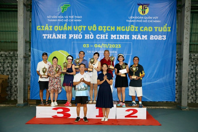 Giải quần vợt Người cao tuổi TP.HCM 2023: Tuổi già nhưng sức chưa già - Ảnh 12. Giải quần vợt Người cao tuổi TP.HCM 2023: Tuổi già nhưng sức chưa già - Ảnh 12.