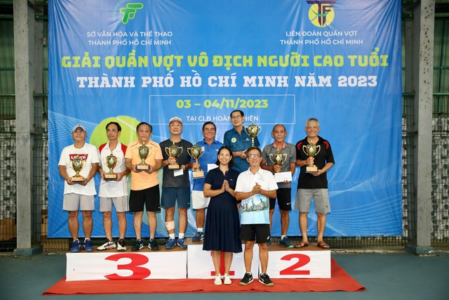 Giải quần vợt Người cao tuổi TP.HCM 2023: Tuổi già nhưng sức chưa già - Ảnh 11. Giải quần vợt Người cao tuổi TP.HCM 2023: Tuổi già nhưng sức chưa già - Ảnh 11.