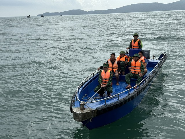 Quảng Ninh: Cứu sống 2 ngư dân bị chìm tàu cá  - Ảnh 1.