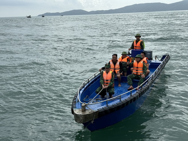 Quảng Ninh: Cứu sống 2 ngư dân bị chìm tàu cá - Ảnh 1. Quảng Ninh: Cứu sống 2 ngư dân bị chìm tàu cá - Ảnh 1.