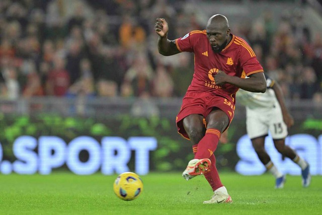 Lukaku giúp AS Roma chiến thắng cảm xúc, HLV Mourinho lý giải hành động đặc biệt - Ảnh 1. Lukaku giúp AS Roma chiến thắng cảm xúc, HLV Mourinho lý giải hành động đặc biệt - Ảnh 1.