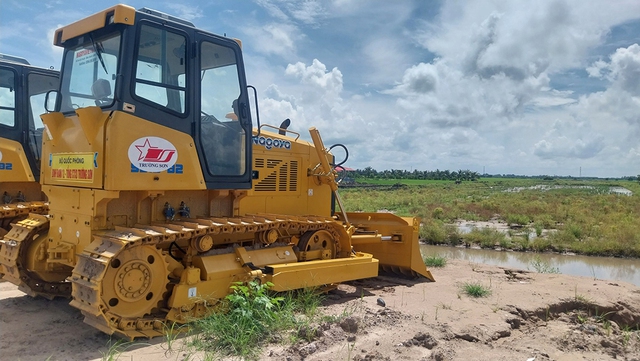 Cao tốc lo chậm tiến độ vì cát - Ảnh 2.