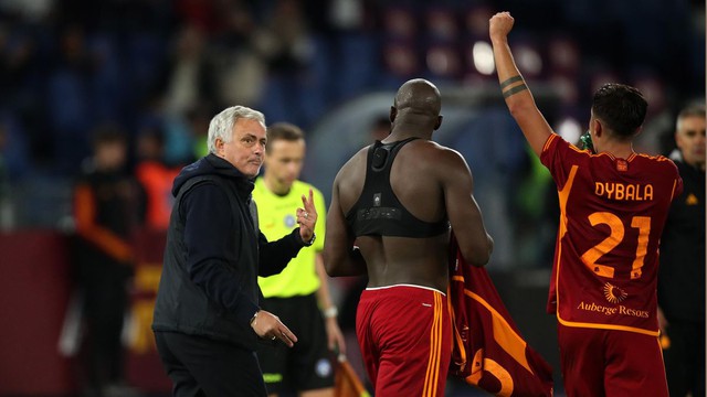 Lukaku giúp AS Roma chiến thắng cảm xúc, HLV Mourinho lý giải hành động đặc biệt - Ảnh 2.