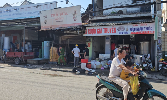 Cháy quán trà sữa hai vợ chồng trèo qua kiot nhà hàng xóm thoát thân - Ảnh 3.