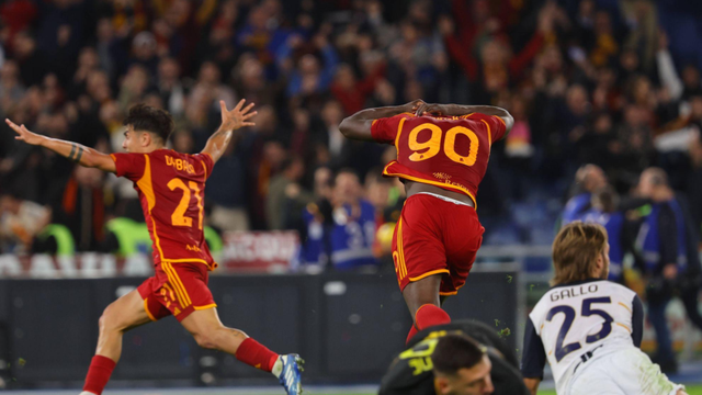 Lukaku giúp AS Roma chiến thắng cảm xúc, HLV Mourinho lý giải hành động đặc biệt - Ảnh 3.