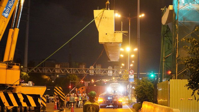 Trắng đêm lắp dầm cầu bộ hành đầu tiên kết nối tuyến metro số 1 TP.HCM - Ảnh 1. Trắng đêm lắp dầm cầu bộ hành đầu tiên kết nối tuyến metro số 1 TP.HCM - Ảnh 1.