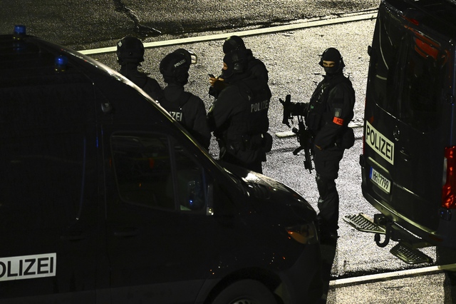 Sân bay Hamburg bị đóng cửa vì cảnh sát xử lý tình huống bắt con tin - Ảnh 2.