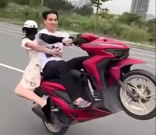 Lại xuất hiện clip “biểu diễn” xe tại khu đô thị ThủThiêm giống hành vi Ngọc Trinh - Ảnh 1. Lại xuất hiện clip “biểu diễn” xe tại khu đô thị ThủThiêm giống hành vi Ngọc Trinh - Ảnh 1.