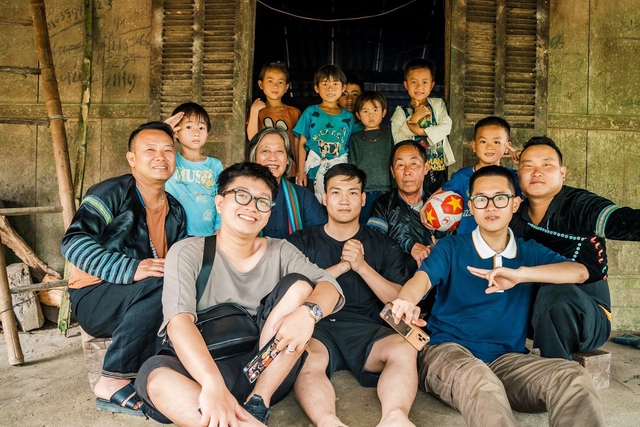 A Tủa (bìa phải) là Phó chủ tịch Ủy ban MTTQ VN xã Phình Hồ (H.Trạm Tấu, Yên Bái)Ảnh: NVCC A Tủa (bìa phải) là Phó chủ tịch Ủy ban MTTQ VN xã Phình Hồ (H.Trạm Tấu, Yên Bái)Ảnh: NVCC