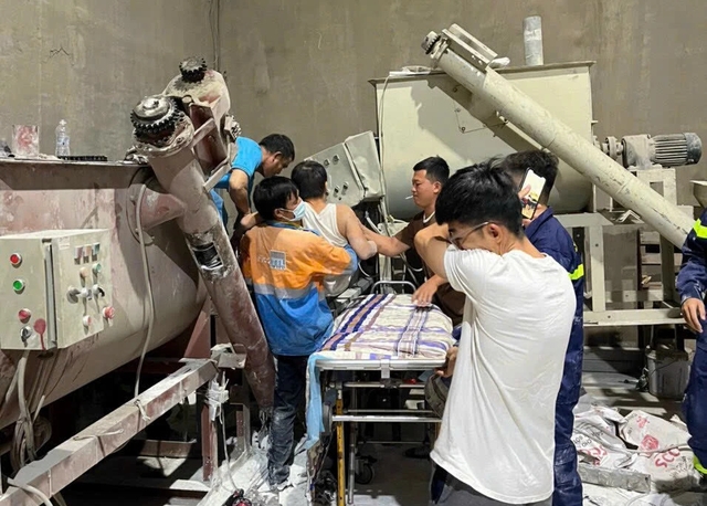Đồng Nai: Giải cứu người công nhân mắc kẹt trong máy trộn bột xi măng - Ảnh 2.