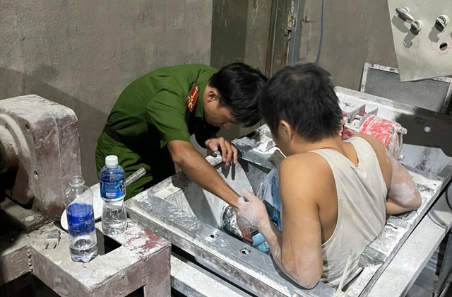 Đồng Nai: Giải cứu nam công nhân mắc kẹt trong máy trộn bột xi măng